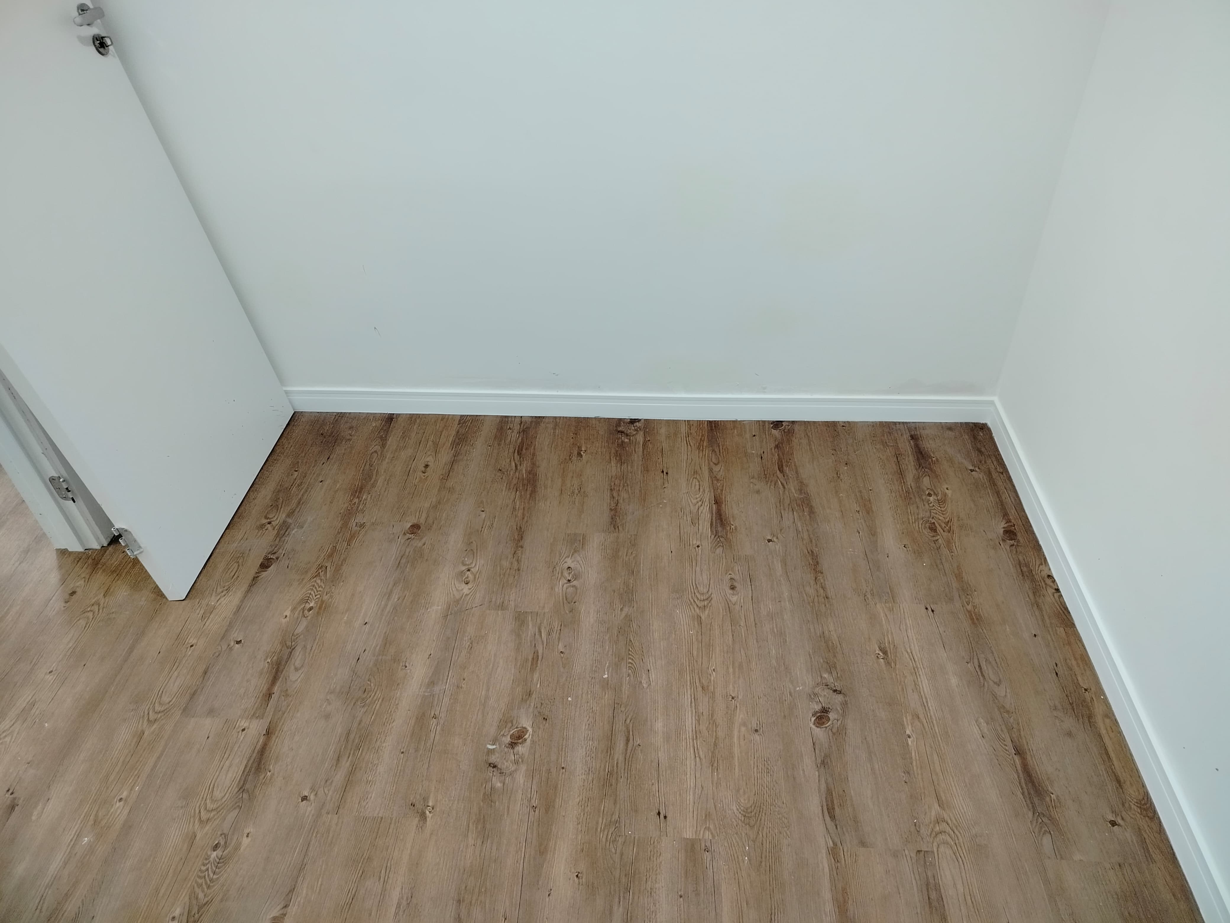 Acabamento fino em réguas de piso